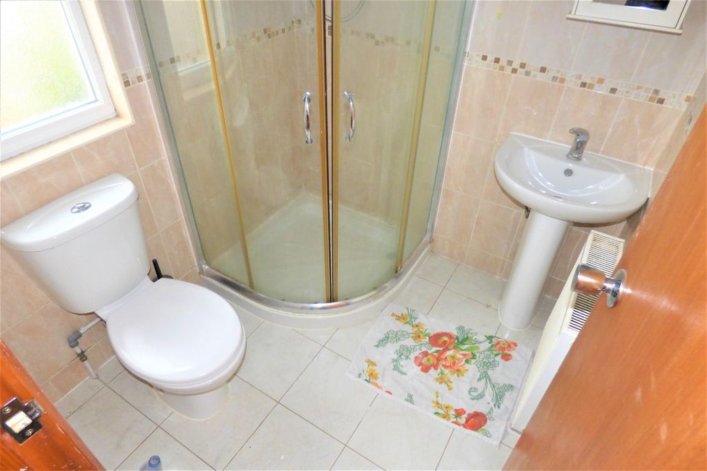 Property photo 3 of 8 En Suite Bathroom