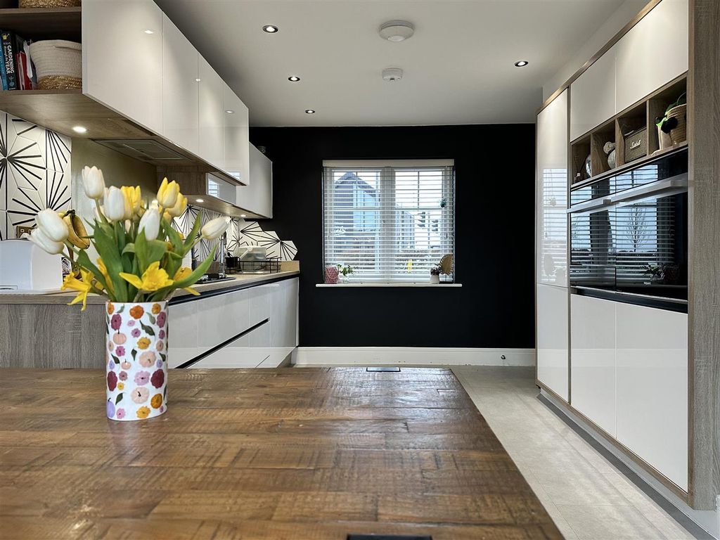 Property photo 2 of 24 Stylish Modern Kitchen 213