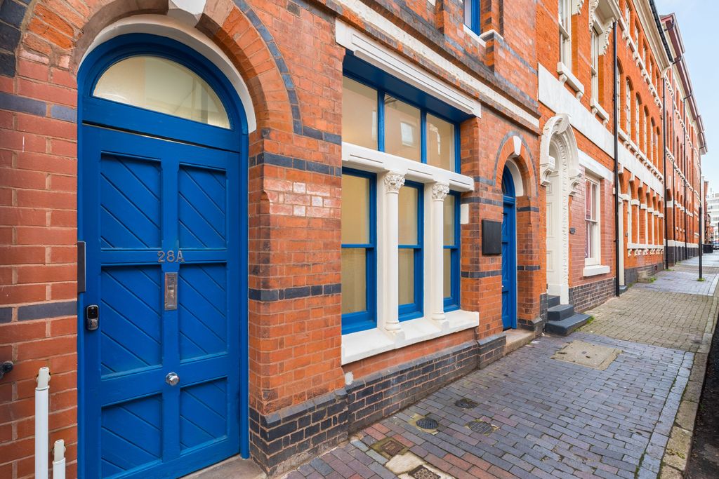 Property photo 1 of 11 Entrance To The Space From The Street