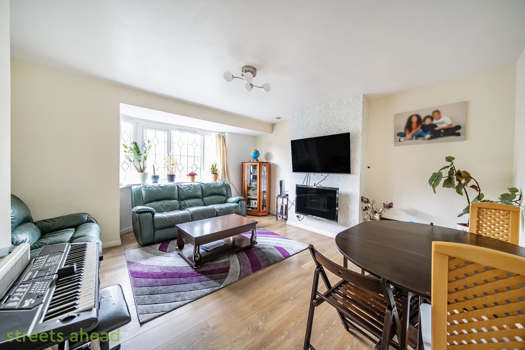 Property photo 2 of 15 Bb826732-19Aa-4B3...