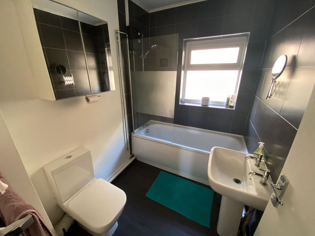 Property photo 3 of 7 Bathroom