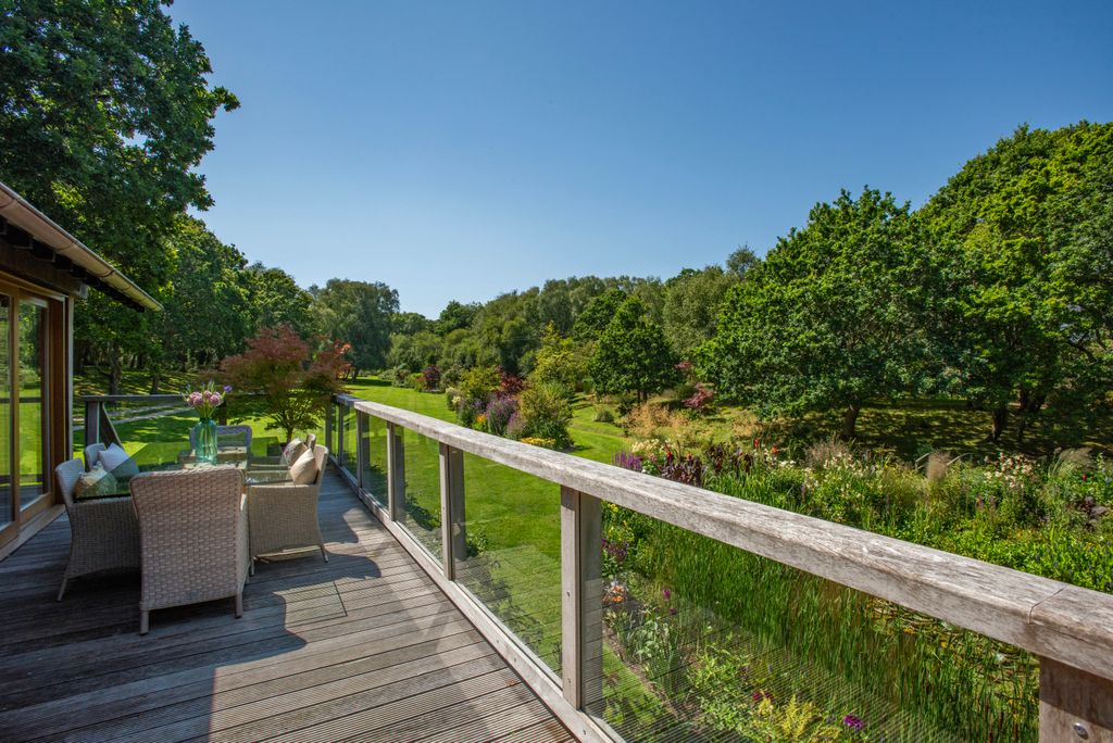 Property photo 3 of 20 Veranda