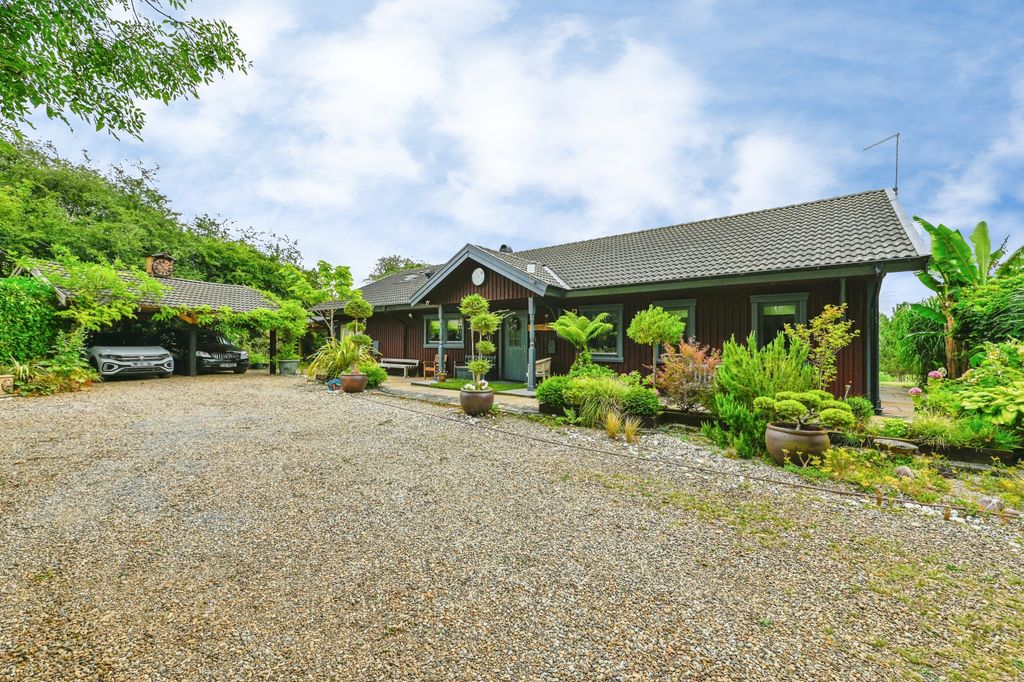 Property photo 3 of 55
