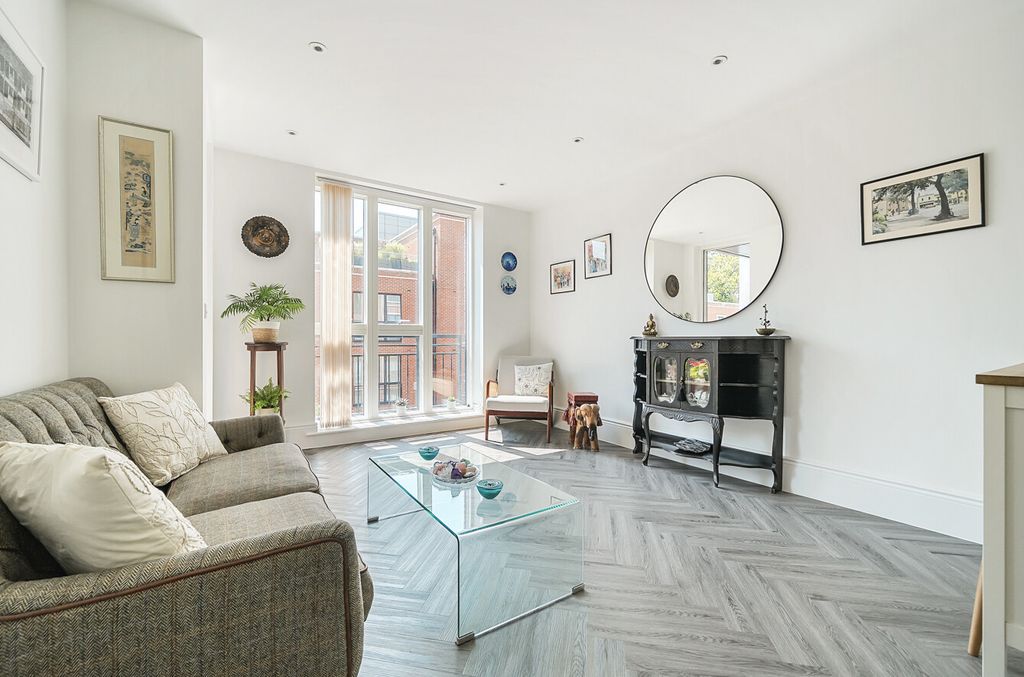 Property photo 3 of 17 1335595-18-689349...