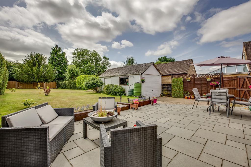 Property photo 3 of 16 16 Wycombe Road, Hp15 6Ry-11.Jpg