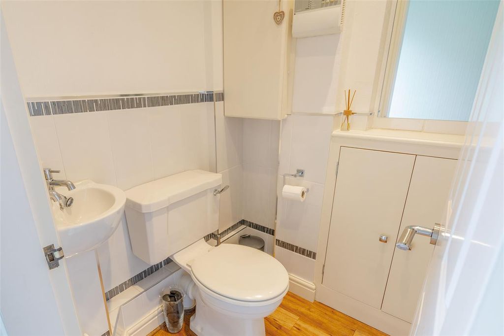 Property photo 3 of 31 Cloaks/W.C