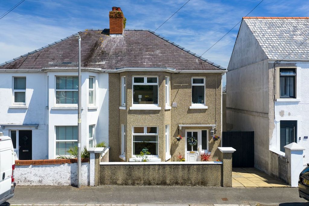 Property photo 1 of 28