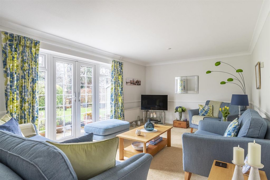 Property photo 3 of 37 Lounge