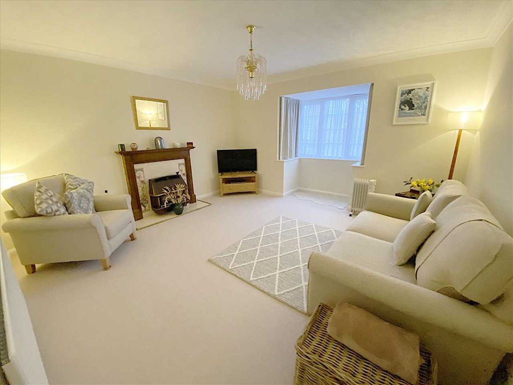 Property photo 2 of 9 Lounge: