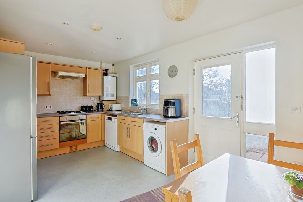 Property photo 3 of 19 Kitchen