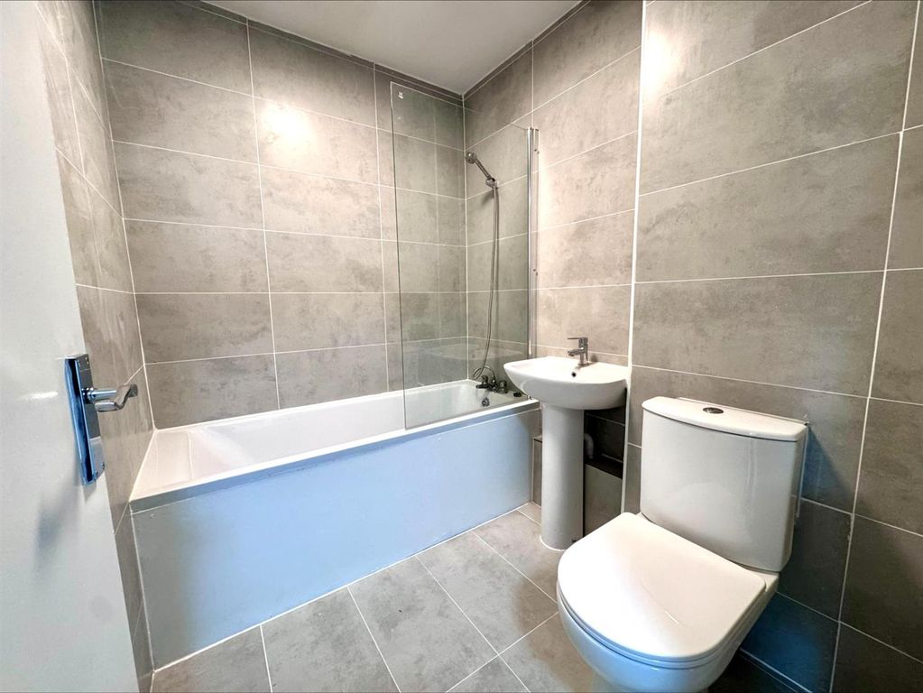 Property photo 2 of 9 Bathroom