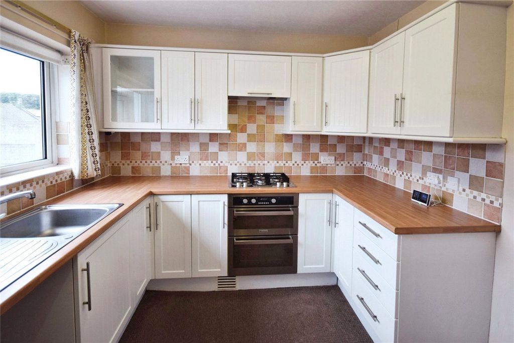 Property photo 2 of 11 Kitchen