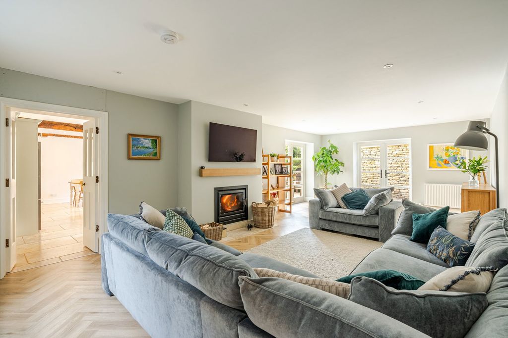 Property photo 2 of 21