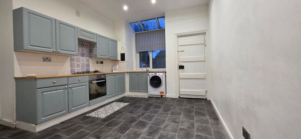 Property photo 3 of 7 Fitted Kitchen