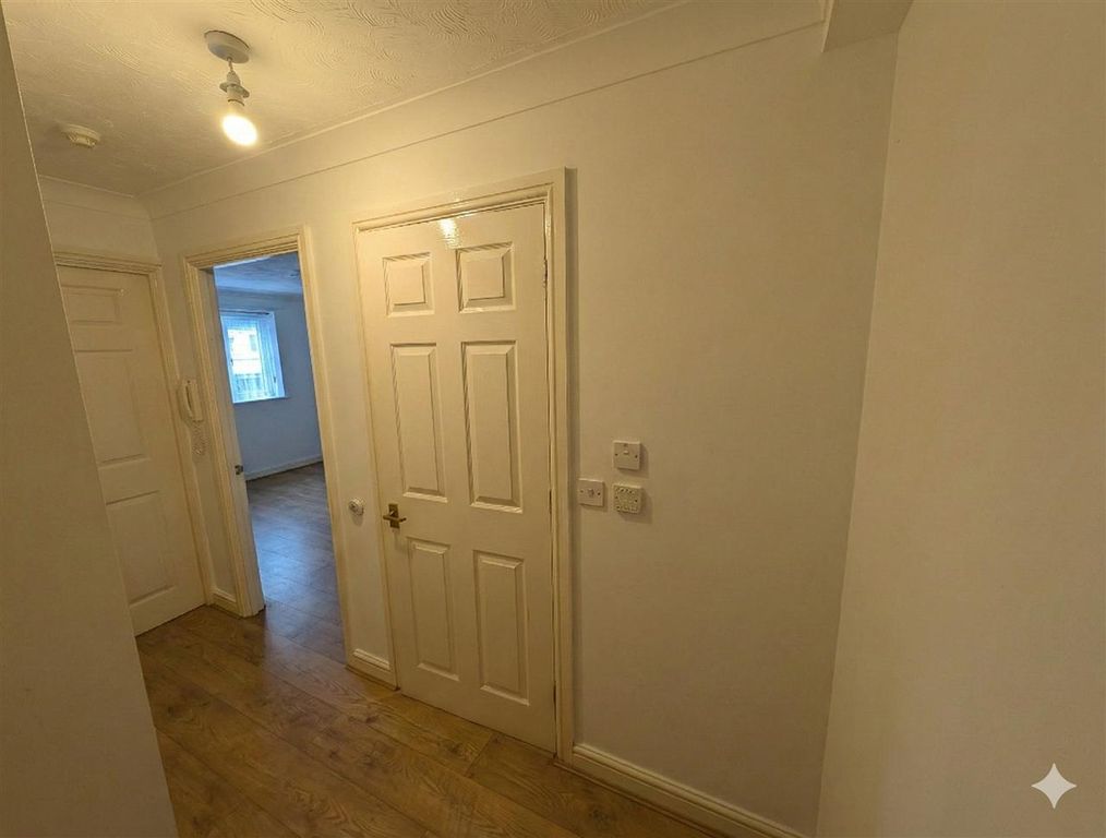 Property photo 2 of 7 Hall