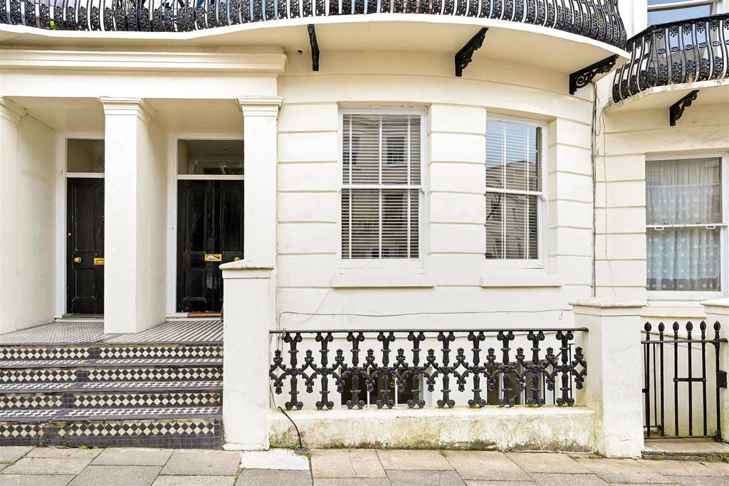 Property photo 2 of 14 Landsdowne-Place (14).Jpg