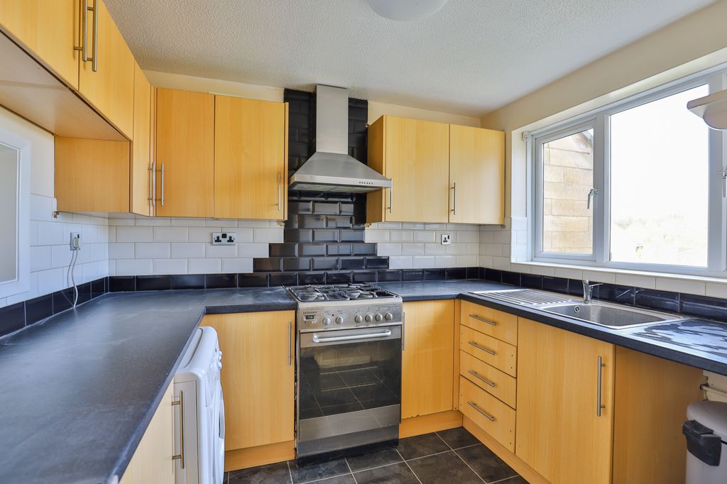 Property photo 3 of 8 Kitchen