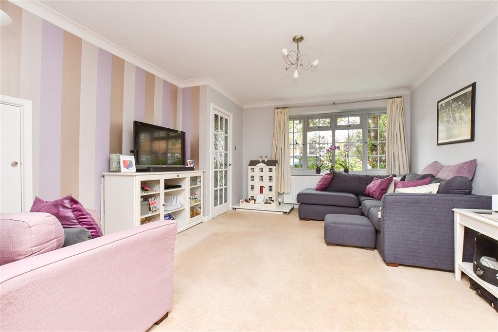 Property photo 3 of 18 Lounge