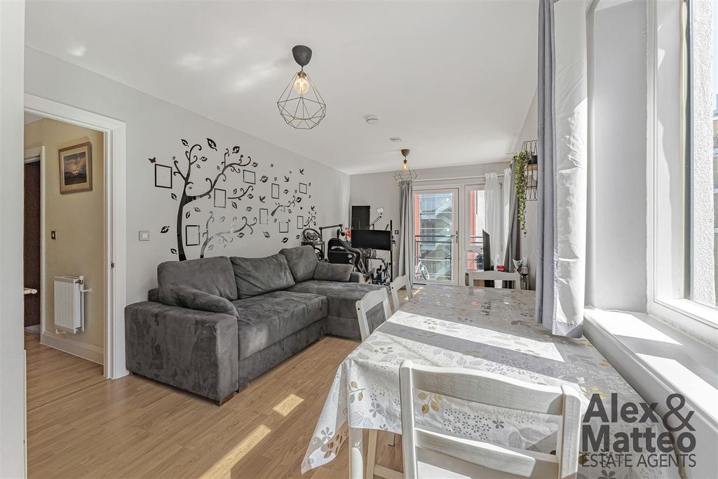 Property photo 2 of 21 Silwood Street