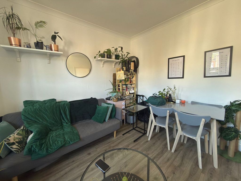 Property photo 1 of 7 One Bedroom Ground Floor Flat Close To Ilford Station- £1550 Pcm