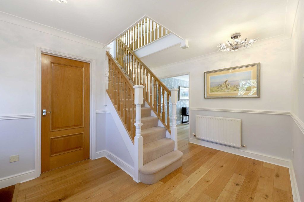 Property photo 3 of 23 Entrance Hall