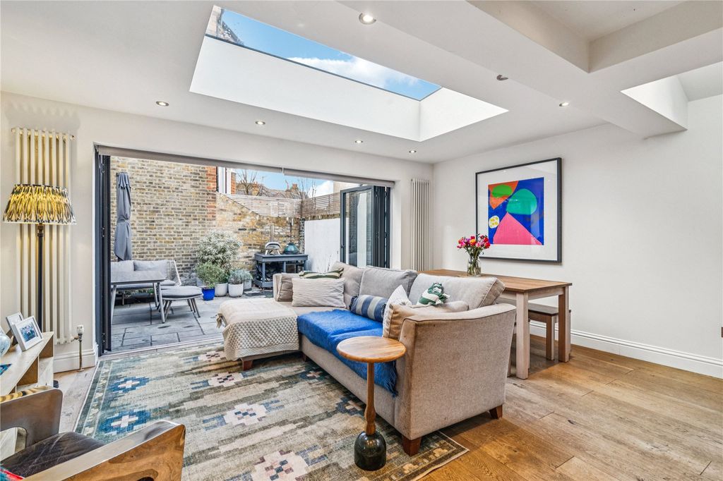 Property photo 3 of 11 Living Room