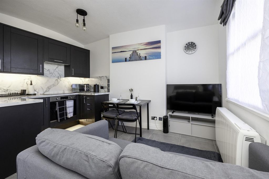 Property photo 2 of 6 17 Windsor Court-6.Jpg