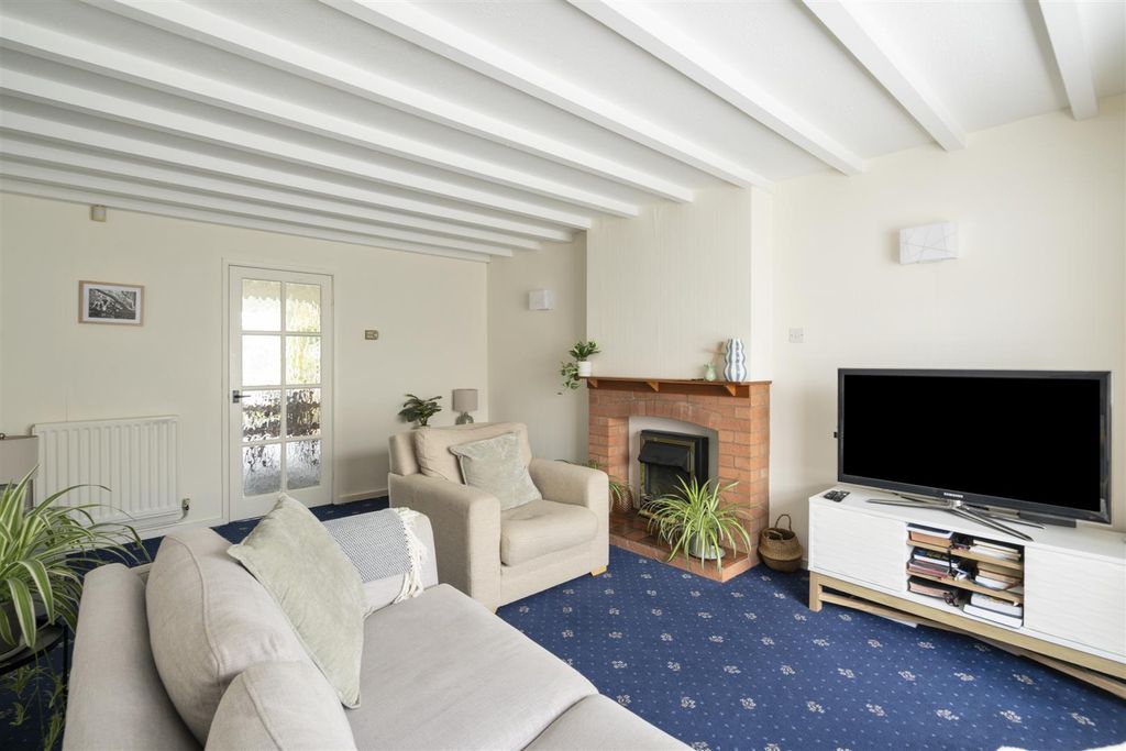 Property photo 3 of 14 20 Farnborough Drive_16.Jpg