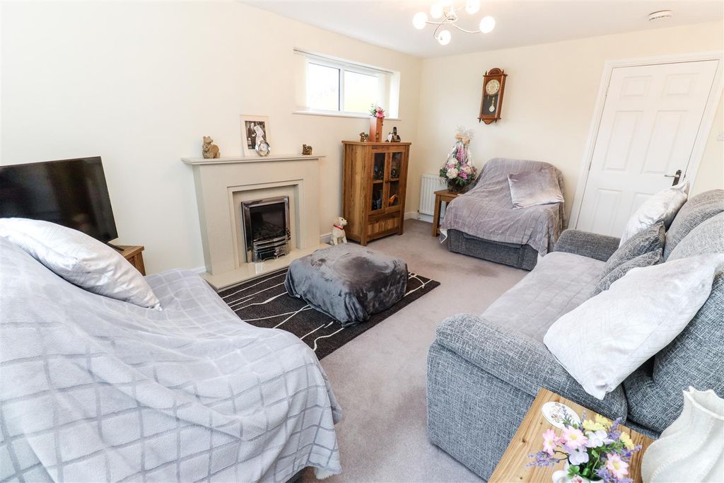 Property photo 2 of 20 Lounge