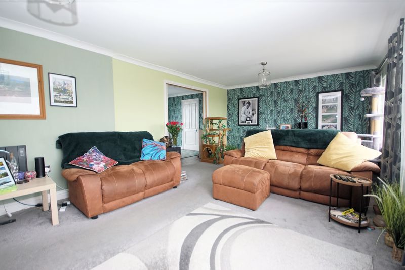 Property photo 3 of 16 Lounge