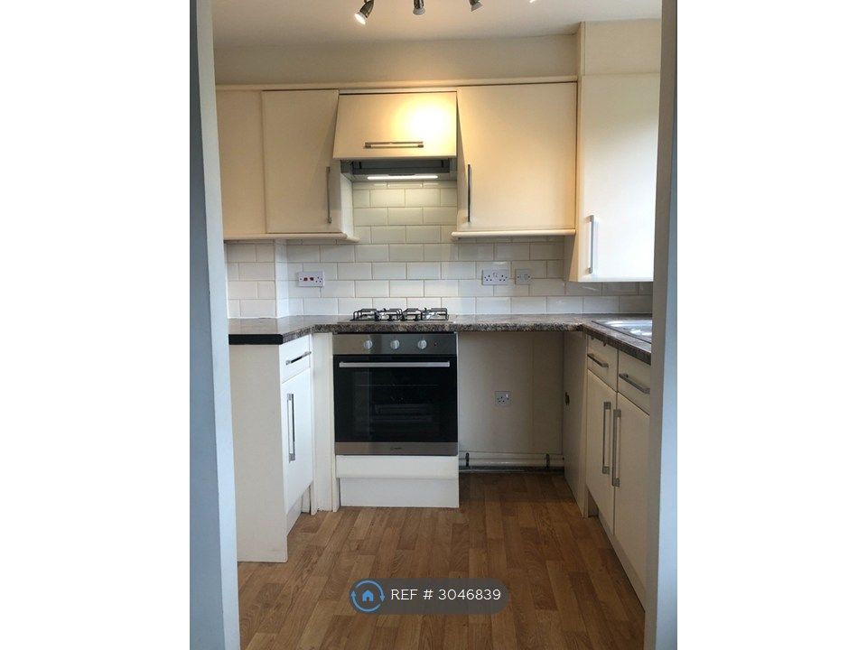 Property photo 3 of 11 Kitchen