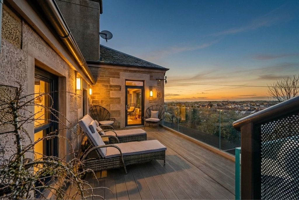 Property photo 2 of 28