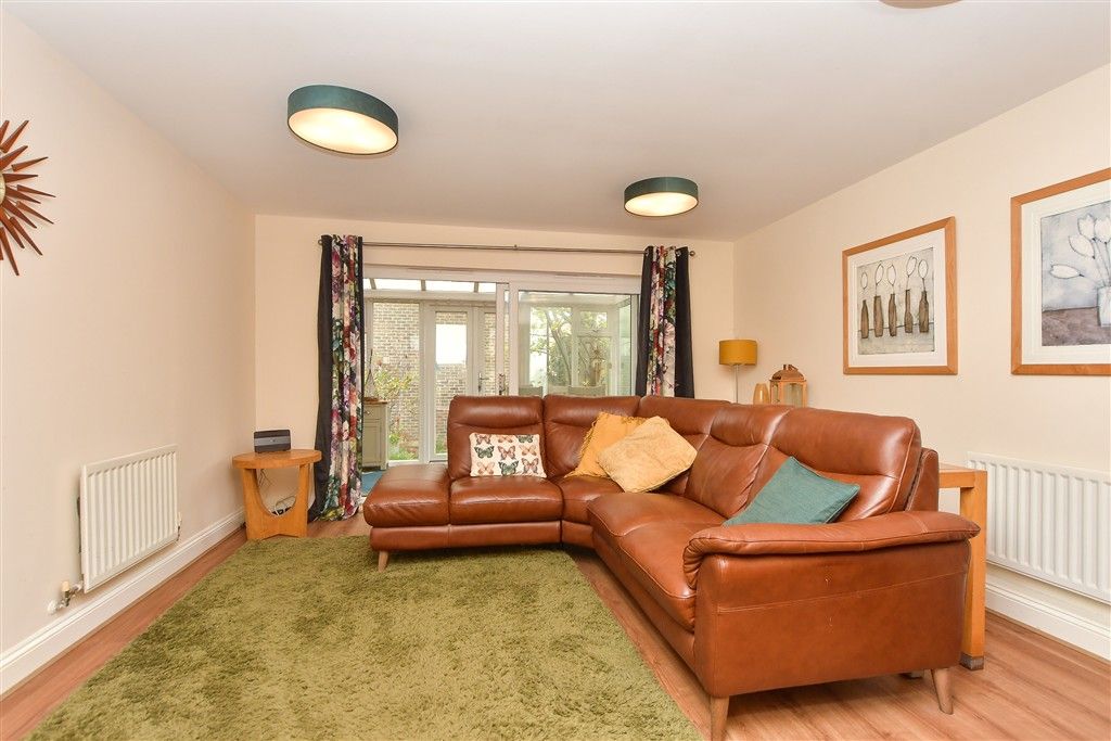 Property photo 3 of 10 Lounge