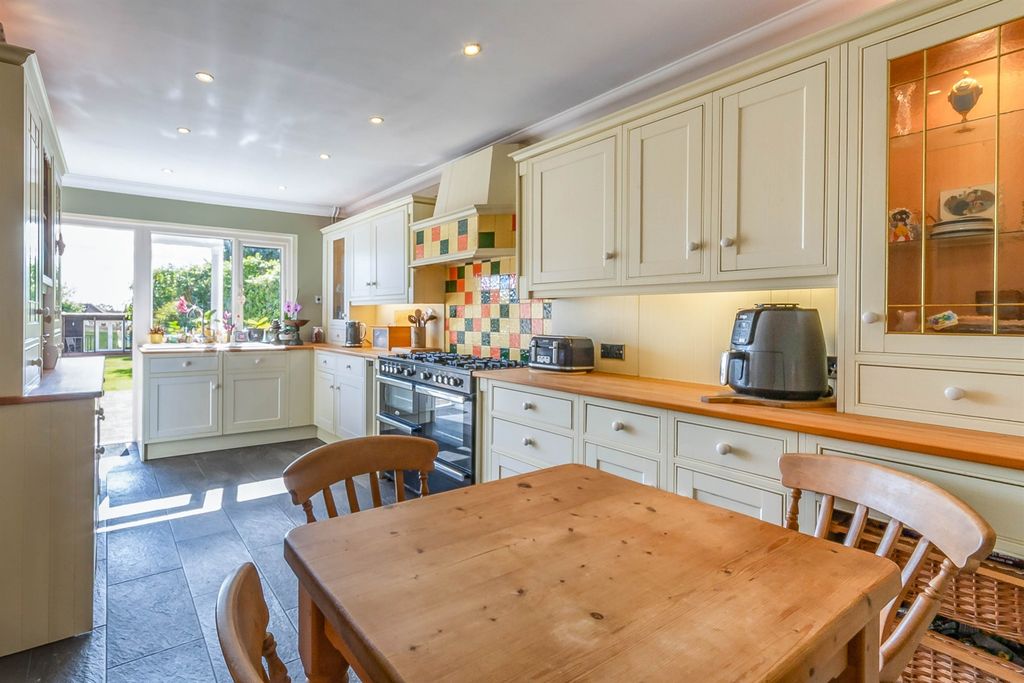 Property photo 2 of 25 Kitchen Breakfast Room