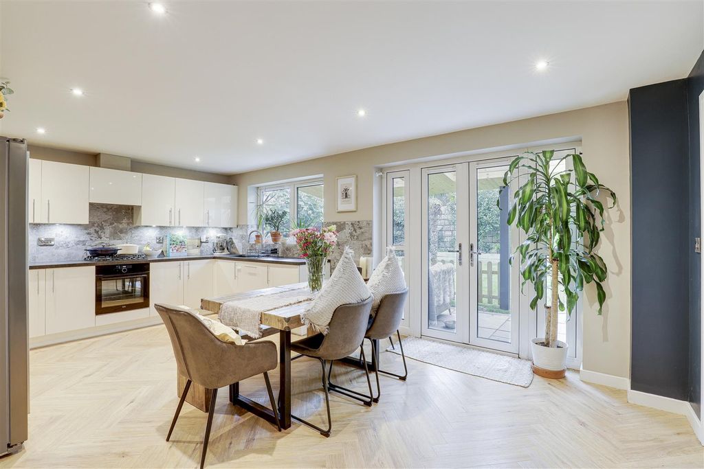 Property photo 2 of 32 4216.Jpg