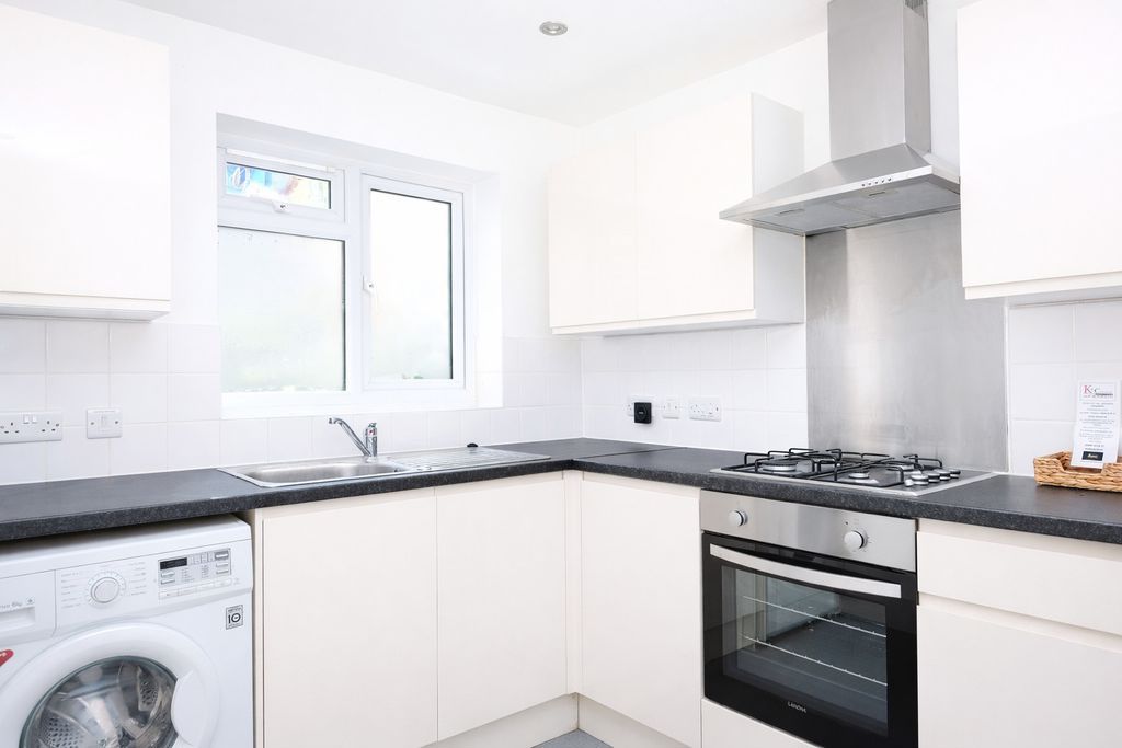 Property photo 3 of 10 Kitchen