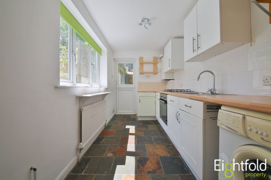 Property photo 2 of 11 Kitchen