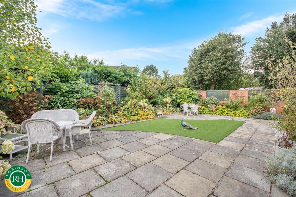 Property photo 3 of 22 Patio / Gardens