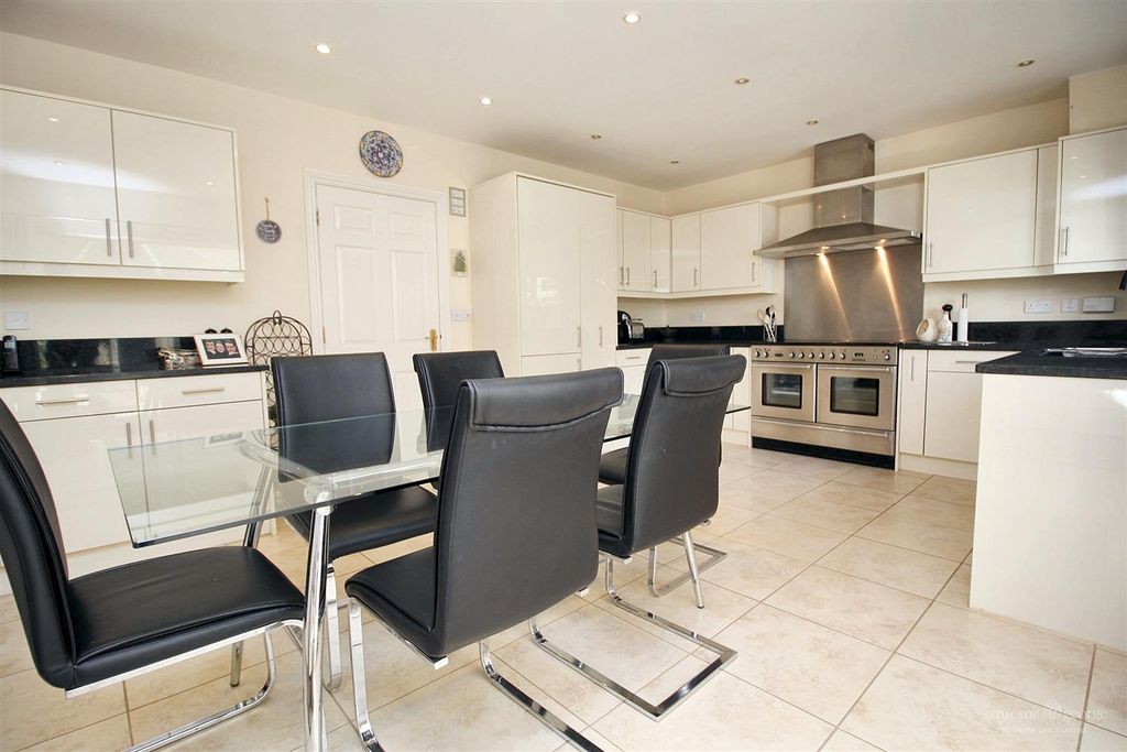 Property photo 3 of 27 Kitchen/Diner