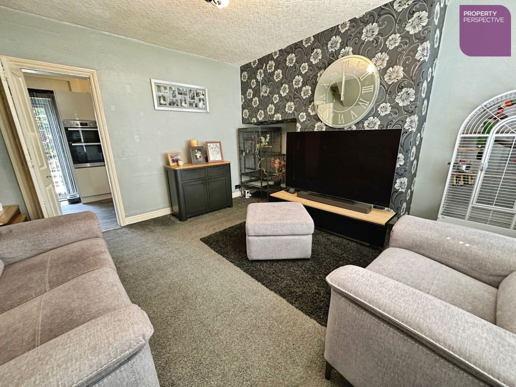 Property photo 3 of 12 Lounge