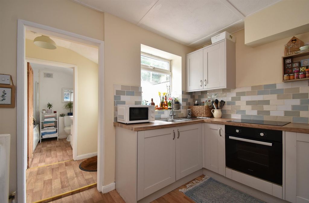 Property photo 3 of 19 Kitchen