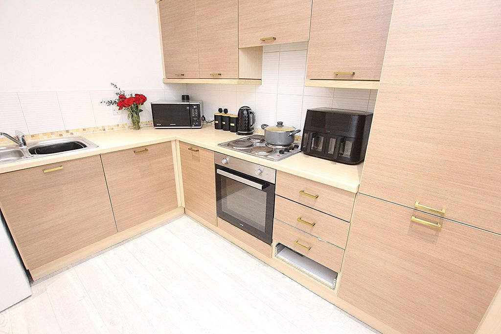 Property photo 3 of 12 Kitchen