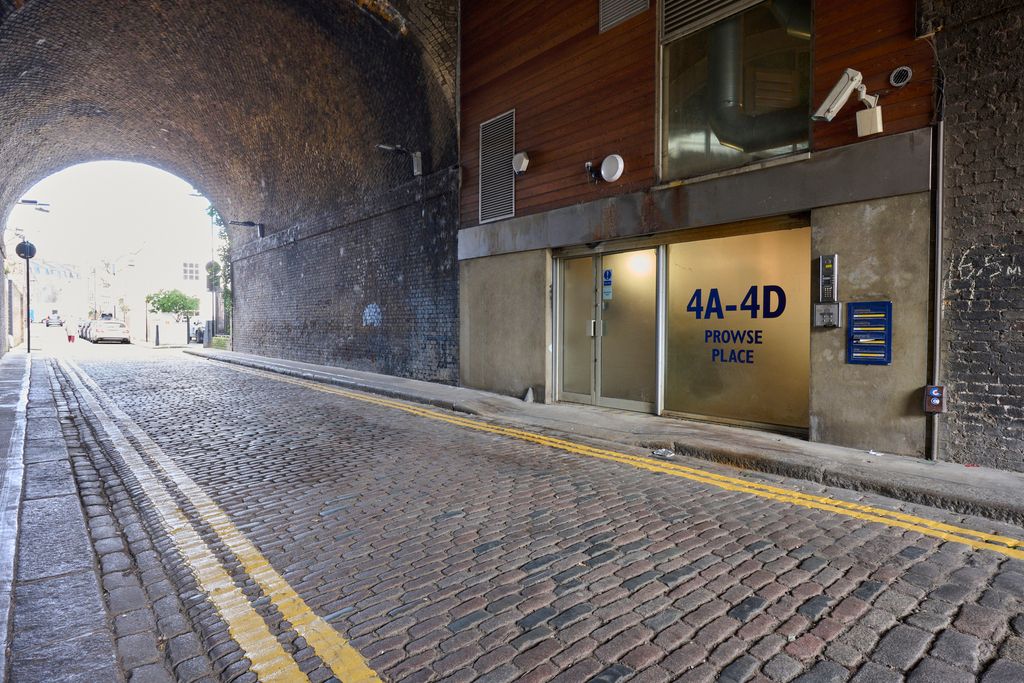 Property photo 2 of 9 The Front Of An Arch.