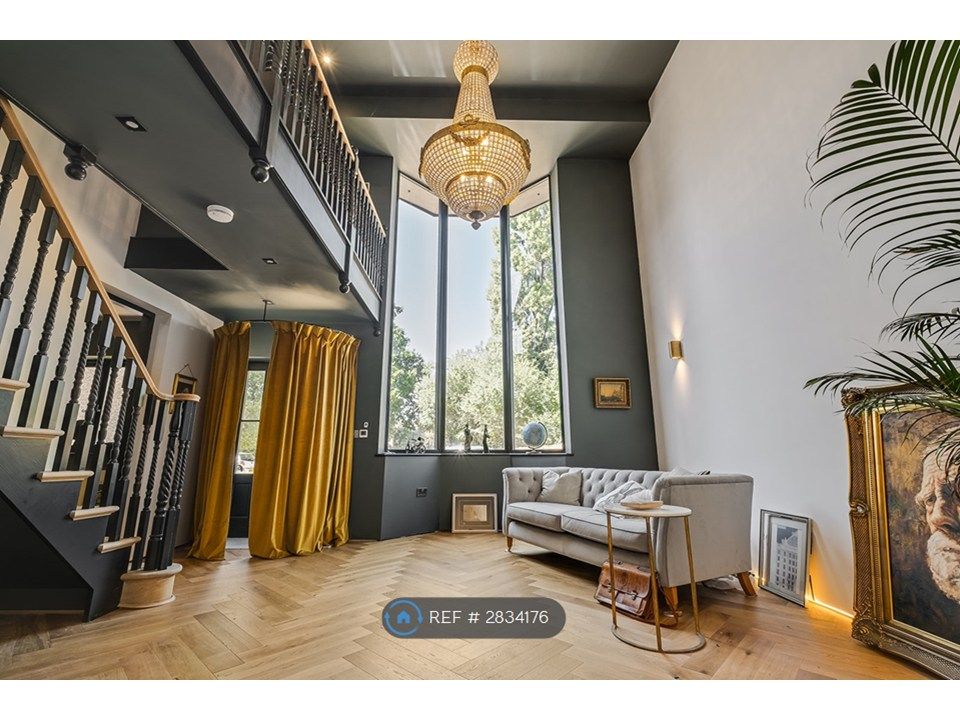 Property photo 1 of 18 Entrance Hall