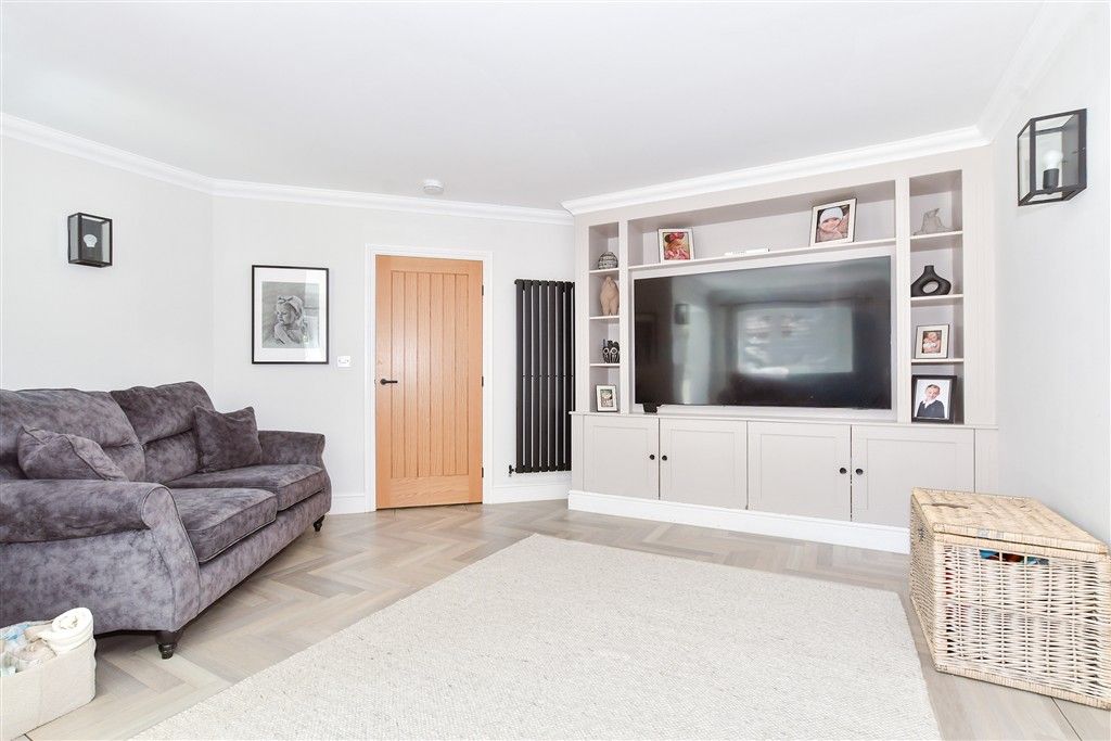 Property photo 2 of 16 Lounge