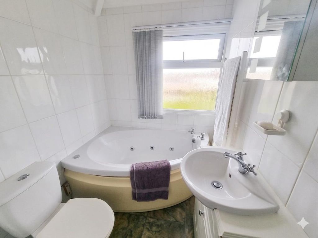 Property photo 2 of 17 Bathroom