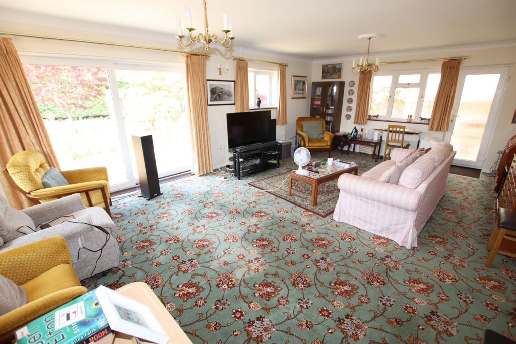 Property photo 2 of 12 Clare Way 5 - Lounge