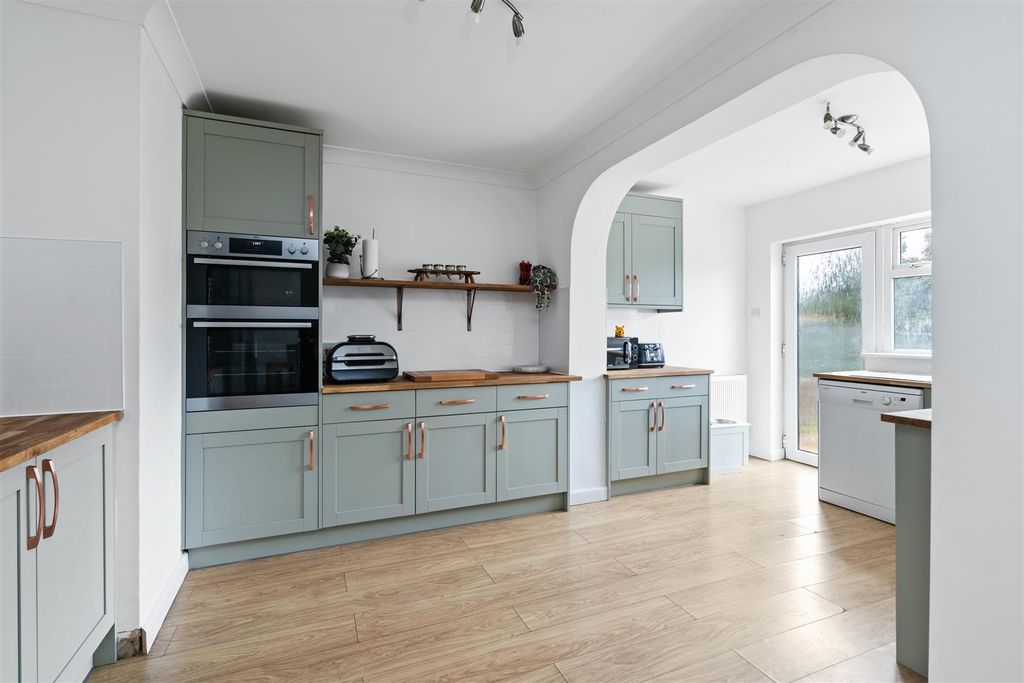 Property photo 3 of 20 47 Chantry Heath Crescent_4.Jpg