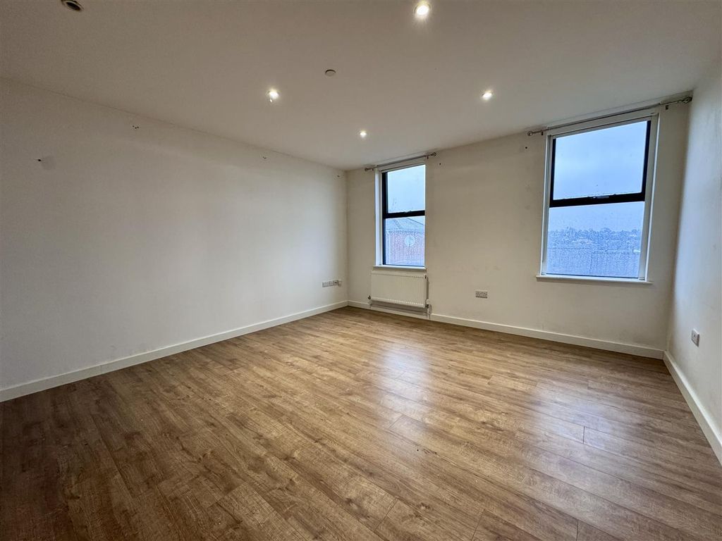 Property photo 2 of 11 Living Room