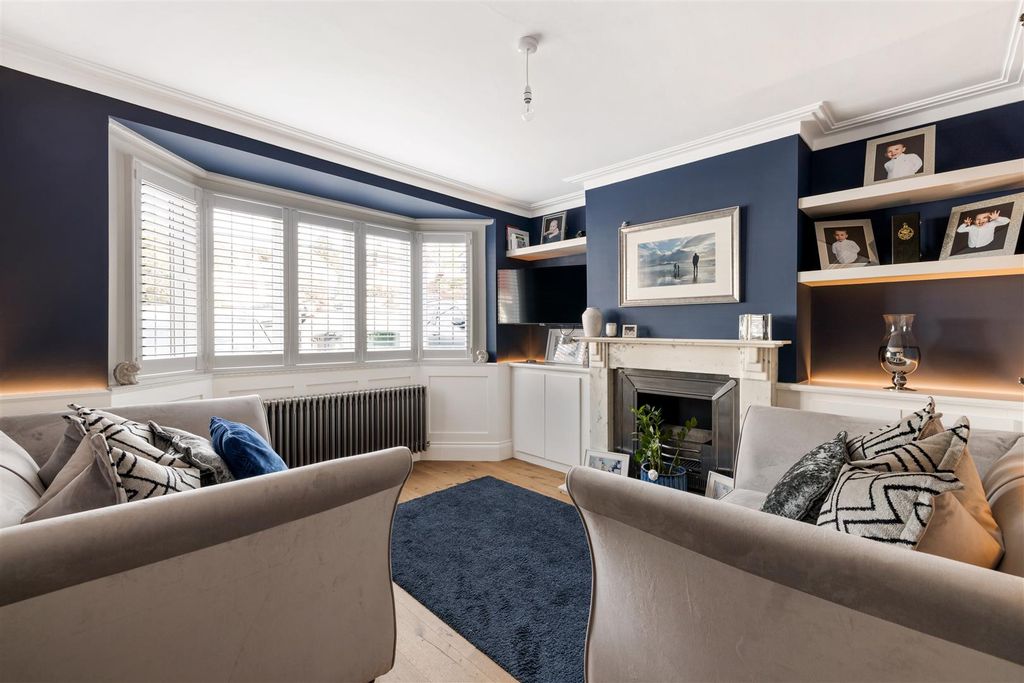 Property photo 2 of 31 Dove House Gardens, E4